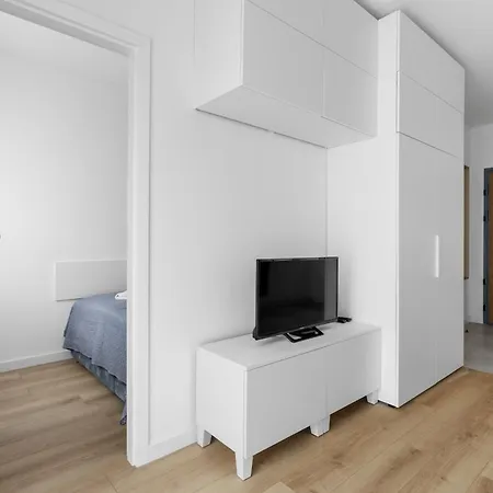 Nowoczesne I Eleganckie Very Berry W Poznaniu By Renters Apartment